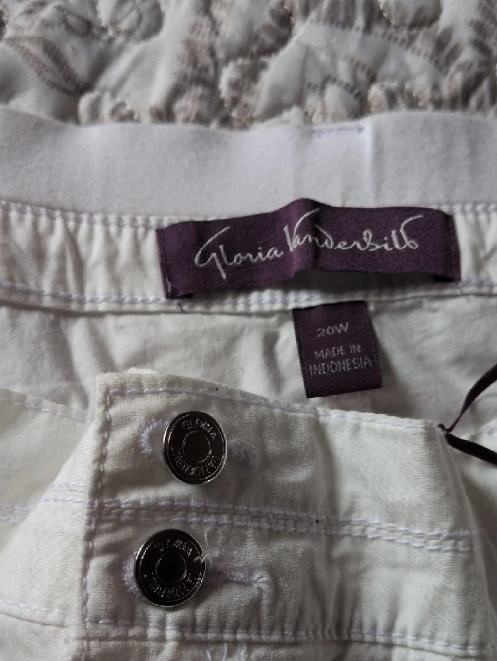 Gloria Vanderbilt White Women's Shorts - Picture 5 of 7